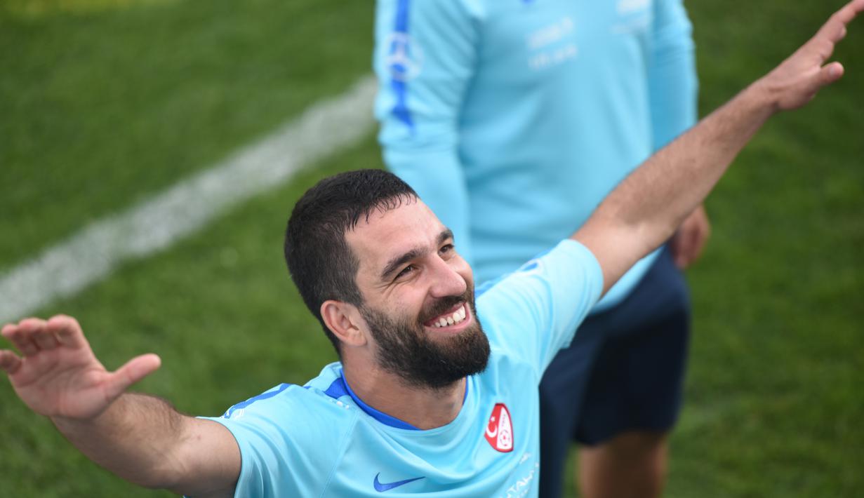 Kapten Timnas Turki yang bermain di Barcelona, Arda Turan, mungkin akan tetap berpuasa selama bertanding di Piala Eropa 2016 seperti turnamen lain yang ia jalani sebelumnya. (AFP/Bulent Kilic)