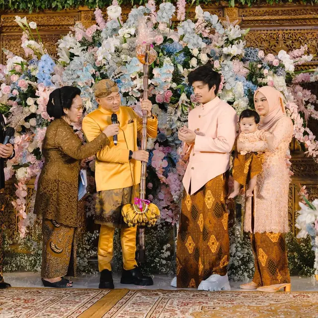 10 Potret Gaya Kompak Aurel Hermansyah dan Ameena Pakai Kebaya Peach saat Tedak Siten