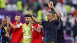 Luis Enrique baru saja mundur sebagai pelatih Timnas Spanyol. Ia gagal membawa La Furia Roja berjaya di Piala Dunia 2022 setelah kalah dari Maroko pada babak 16 besar. Enrique memiliki jejak kepelatihan yang cukup gemilang, salah satunya membawa Barcelona merengkuh gelar treble winner pada musim 2014/2015 silam. Pria asal Spanyol itu diprediksi akan segera dipercaya untuk menukangi klub baru pada 2023 ini. (AFP/Odd Andersen)