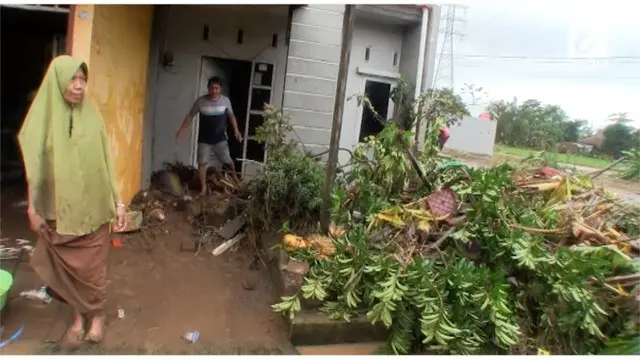 Warga Gowa mulai membersihkan rumahnya yang sempat terendam banjir bandang.