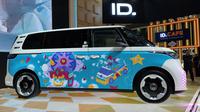 Mobil listrik ID. BUZZ sebagai kanvas seni yang dilukis langsung oleh seniman lokal binaan pemerintah (Liputan6.com/Muhammad Ridwan)