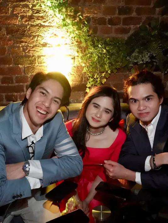 Sedangkan, Dul tampil necis dengan setelan jas hitam dan kemeja putih. [Instagram/tissabiani]