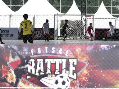 Suasana pertandingan Super Soccer Futsal Battle di Lapangan Blok S, Jakarta, Sabtu (15/9/2018). Sebanyak 32 tim yang berlaga di ajang ini merupakan tim yang lolos dari babak eliminasi di 10 tempat yang berbeda. (Bola.com/M Iqbal Ichsan)