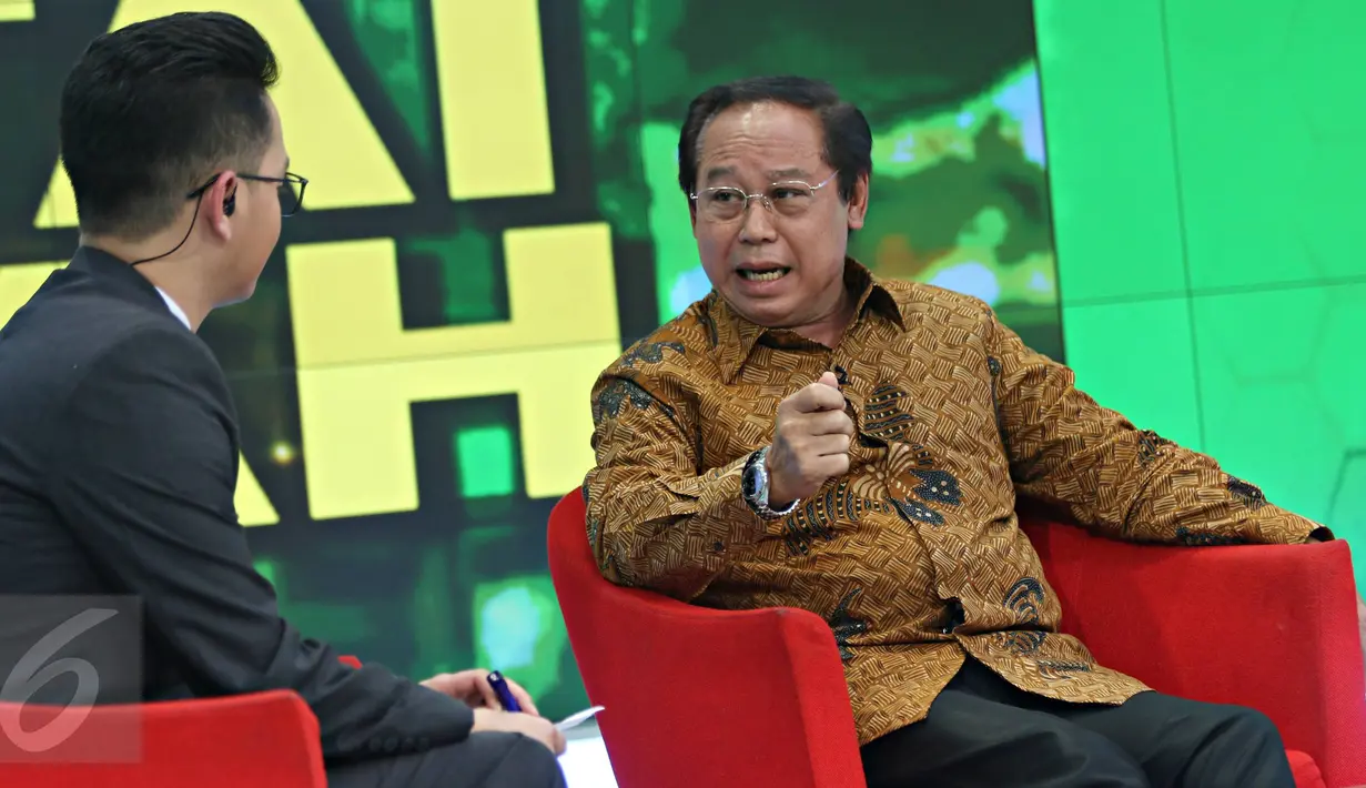Ketua Umum PPP, Djan Faridz (kanan) saat diskusi 'Jalan Tengah Partai Ka'bah' di Jakarta, Minggu (24/1/2016). Djan Faridz menyatakan PPP hasil Muktamar Jakarta merupakan kepengurusan yang sah menurut hukum. (Liputan6.com/ Immanuel Antonius)
