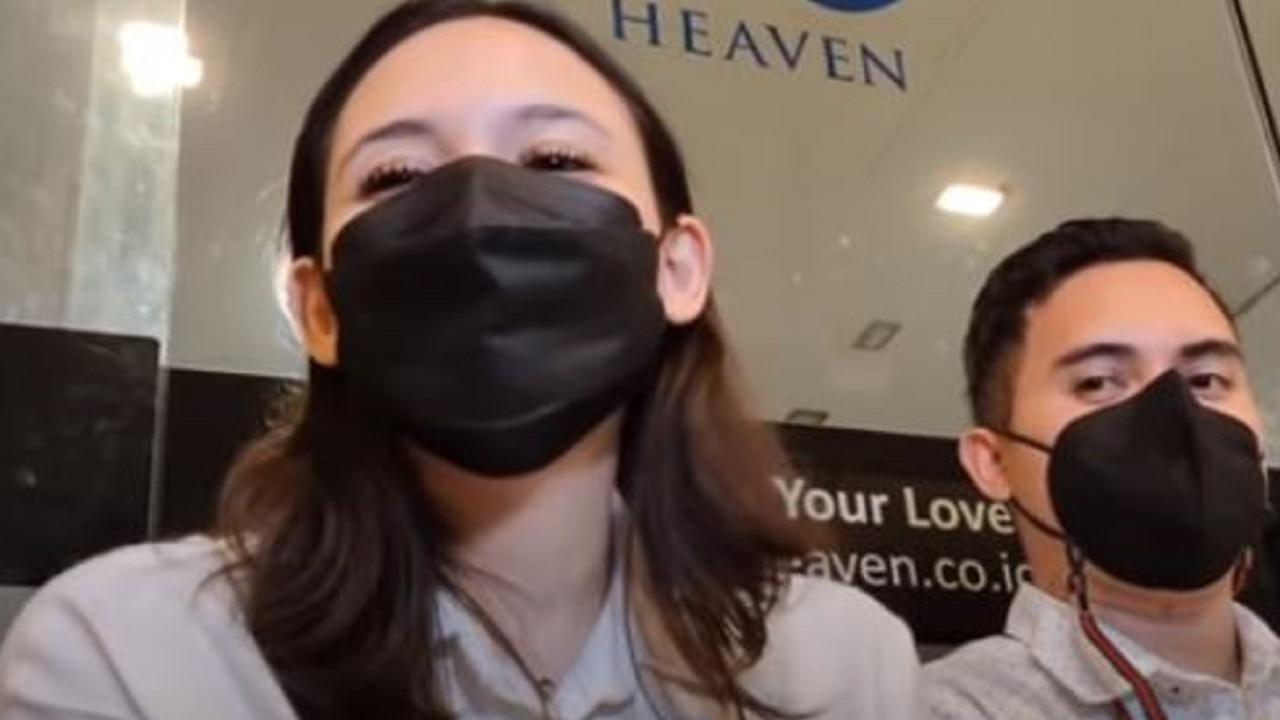 Greta Irene, Kakak Laura Anna