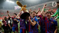 Para pemain Barcelona U-18 melakukan selebrasi usai menjadi juara International Youth Championship (IYC) 2021 di Jakarta International Stadium (JIS), Jakarta, Selasa (19/4/2022). Barcelona U-18 juara IYC 2021 usai menang atas Altetico Madrid U-18. (Liputan6.com/Faizal Fanani)