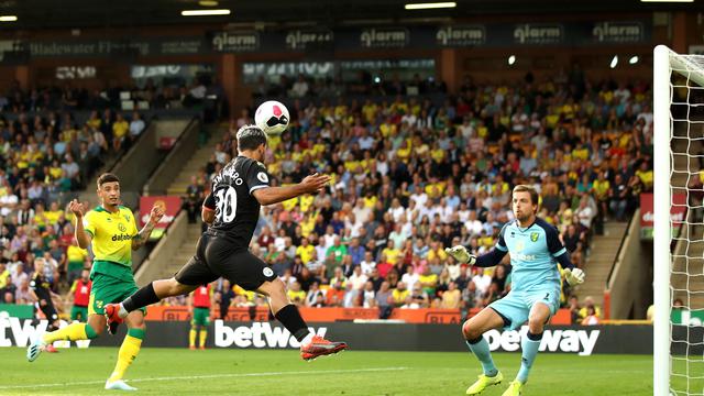 Striker Manchester City, Sergio Aguero kala mencetak gol ke gawang tuan rumah Norwich City