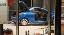 Sebuah mobil warna biru hancur setelah menabrak kantor Partai Sosial Demokratik Jerman (SPD) dengan sengaja di Berlin (25/12). Polisi belum mengetahui motif dari aksi yang dilakukan pelaku pria berusia 58 tahun. (AFP PHOTO / Ganjil Andersen)