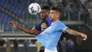 Bek Inter Milan Denzel Dumfries berebut bola dengan gelandang Lazio Mattia Zaccagni pada pekan ketiga Serie A 2022/2023 di Stadio Olimpico, Roma, Sabtu (27/8/2022) dini hari WIB. Lazio mampu memberikan kekalahan perdana untuk Inter Milan usai menang 3-1. (AP Photo/Gregorio Borgia)