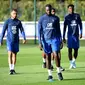 (dari kiri) Bek Prancis Jonathan Clauss, Dayot Upamecano dan gelandang Matteo Guendouzi ambil bagian dalam sesi latihan di Clairefontaine-en-Yvelines (19/9/2022). Latihan ini sebagai bagian dari persiapan tim untuk berlaga melawan Austria di Stade de France pada 22 September dan dilanjutkan tiga hari kemudian melawan Denmark di Copenhagen dalam lanjutan laga UEFA Nations League. (AFP/Franck Fife)