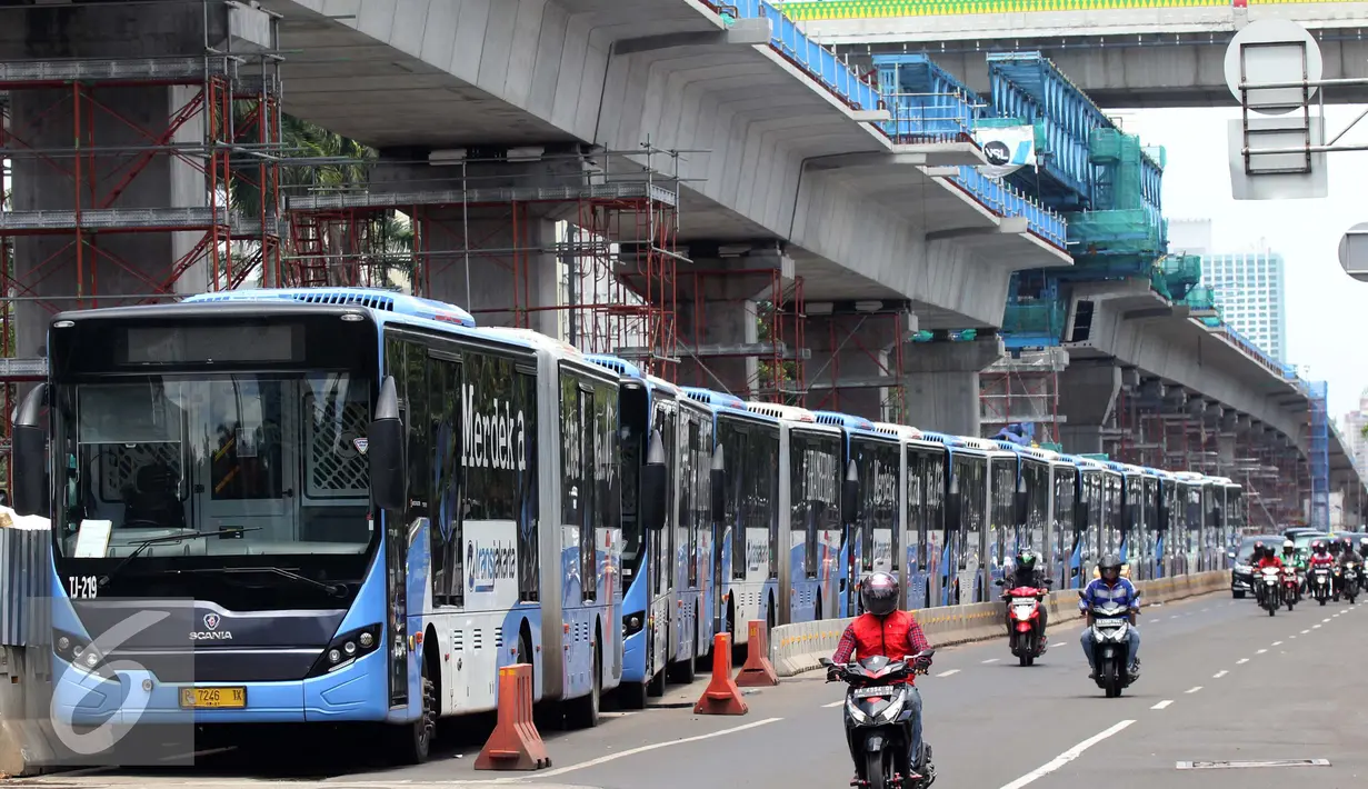 Bus Transjakarta antre untuk memasuki Terminal Blok M, Jakarta Selatan, Kamis (12/1). PT Transjakarta akan menambah sebanyak 2.000 unit bus pada tahun ini. (Liputan6.com/Gempur M. Surya)