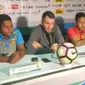 Pelatih Bhayangkara FC Simon McMenemy (tengah) kecewa dengan hasil 1-1 melawan Persib Bandung dalam lanjutan Liga 1 di Stadion Si Jalak Harupat, Soreang, Kabupaten Bandung, Minggu (24/9/2017). (Liputan6.com/Kukuh Saokani)