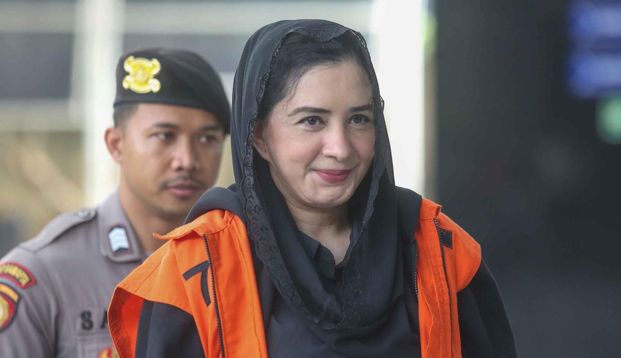 Sebagai informasi, Fadia Arafiq ditetapkan sebagai tersangka pada 4 Maret 2026 setelah terjaring dalam Operasi Tangkap Tangan (OTT) KPK pada awal Maret 2026. Tampak dalam foto, tersangka kasus dugaan korupsi pengadaan barang dan jasa outsourcing (tenaga alih daya) serta lainnya di lingkungan Pemerintah Kabupaten Pekalongan untuk tahun anggaran 2023–2026, Fadia Arafiq, saat tiba di Gedung Merah Putih Komisi Pemberantasan Korupsi (KPK), Jakarta, Rabu (29/4/2026). (merdeka.com/Arie Basuki)