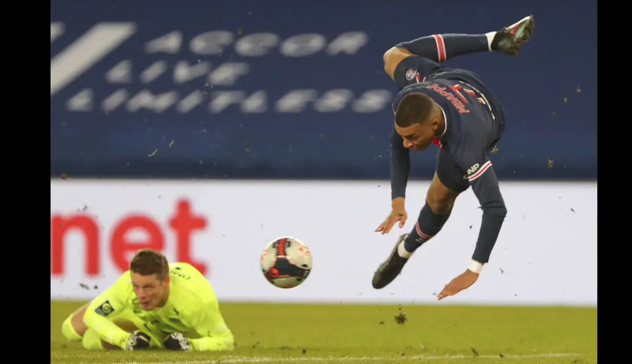 Pemain PSG, Kylian Mbappe (kanan) usai dijegal oleh Kiper Montpellier dalam pertandingan lanjutan Liga Prancis di Paris. (Foto: AP/Thibault Camus)