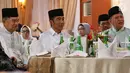 Presiden Joko Widodo bersama Wapres Jusuf Kalla saat menghadiri buka puasa bersama di Rumah Dinas Ketua DPR Bambang Soesatyo di Kawasan Widya Chandra Jakarta, Senin (13/5). Buka Puasa tersebut juga di Hadiri Tokoh Politik dan Petinggi Lembaga Negara. (Liputan6.com/Johan Tallo)