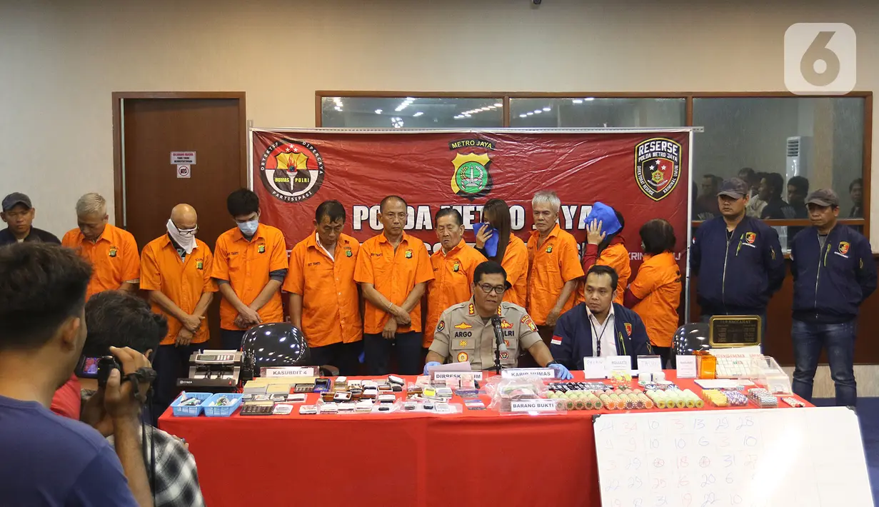 Suasana rilis kasus pengungkapan tindak pidana perjudian di Apartemen Robinson, Jakarta Utara, Selasa (8/10/2019). Polisi juga mengamankan sejumlah barang bukti seperti meja perjudian, uang senilai 200 juta, telepon genggam dan papan dan kartu untuk permainan judi. (Liputan6.com/Herman Zakharia)