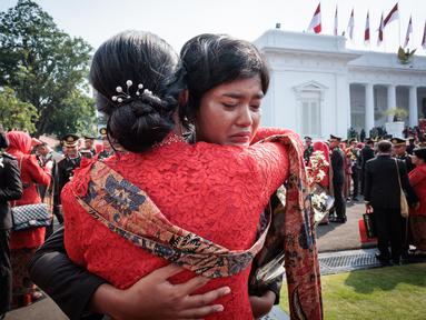 Seorang perwira polisi baru Indonesia menerima ucapan selamat setelah upacara Prasetya Perwira (Praspa) Tentara Nasional Indonesia dan Kepolisian Negara Republik Indonesia di Istana Kepresidenan, Jakarta pada Rabu 23 Juli 2025. (YASUYOSHI CHIBA/AFP)