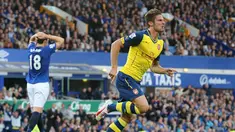 Selebrasi pemain depan Arsenal, Olivier Giroud (kanan), usai mencetak gol ke gawang Everton di Stadion Goodison Park, (24/8/2014). (AFP PHOTO/Lindsey Parnaby)
