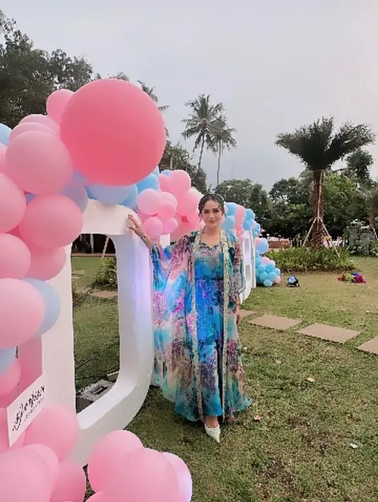 Grandmi Krisdayanti terlihat hadir mengenakan kaftan bermotif berwarna biru cerah.
