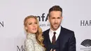 Ryan Renolds dan Blake Lively jatuh cinta ketika keduanya perankan sepasang kekasih di film Green Lantern. Blake terbius pesona Ryan Renolds mantan suami Scarlett Johansson. Keduanya menikah dan sedang menantikan kelahiran anak kedua. (AFP/Bintang.com)