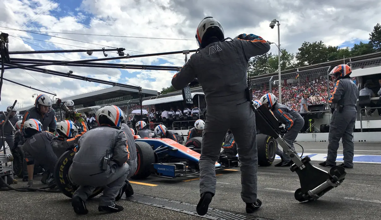 Pebalap Manor Racing asal Indonesia, Rio Haryanto, melakukan pit stop balapan F1 GP Jerman di Sirkuit Hockenheim, (31/7/2016). (Bola.com/Twitter/Manorracing)