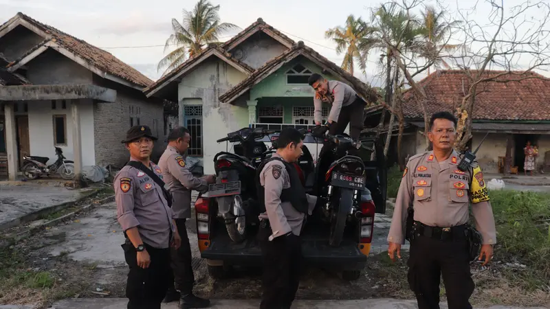 Petugas kepolisian menindak puluhan motor tanpa dilengkapi dokumen kendaraan ke Polres Lampung Selatan. Foto (Humas Polres Lampung Selatan)