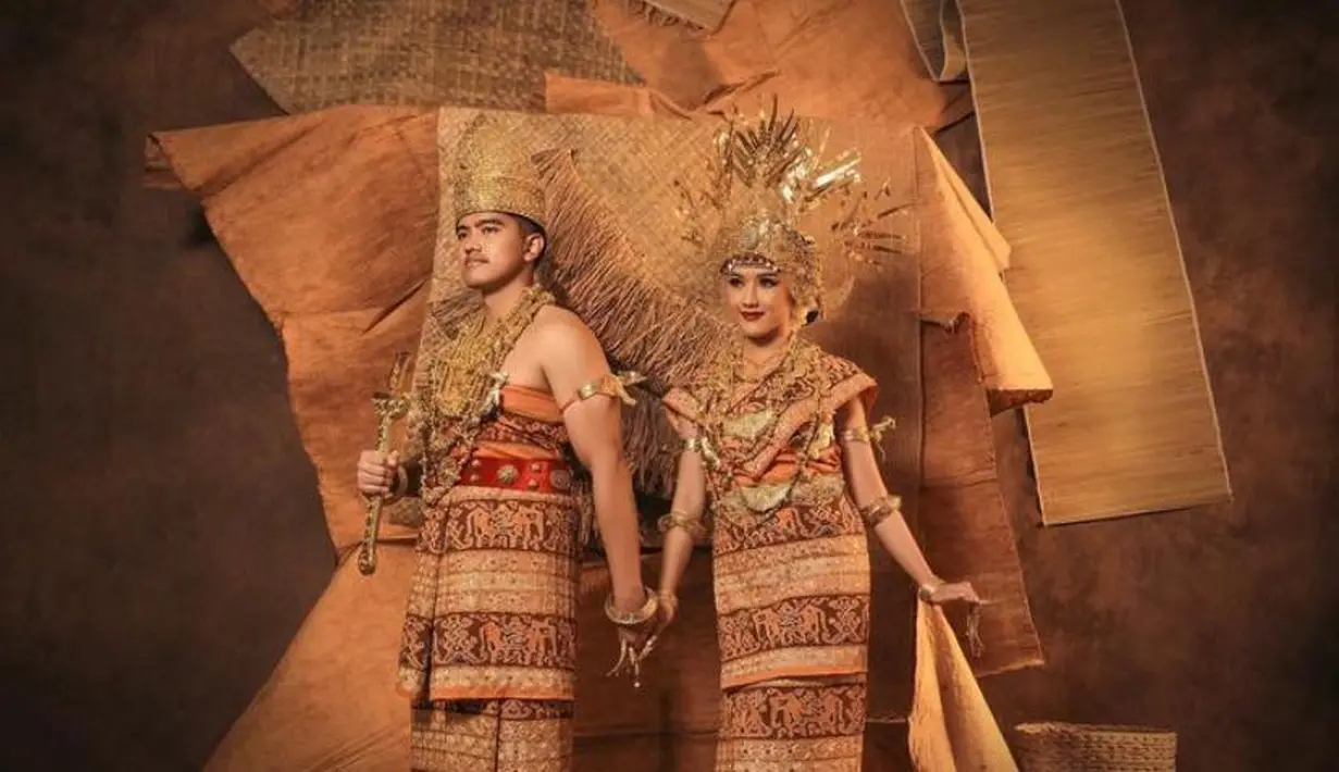 Keduanya kompak kenakan busana adat khas Lampung Pesisir lengkap dengan aksesori dan hiasan kepala yang megah dari Sanggar Karina. @kaesangp.