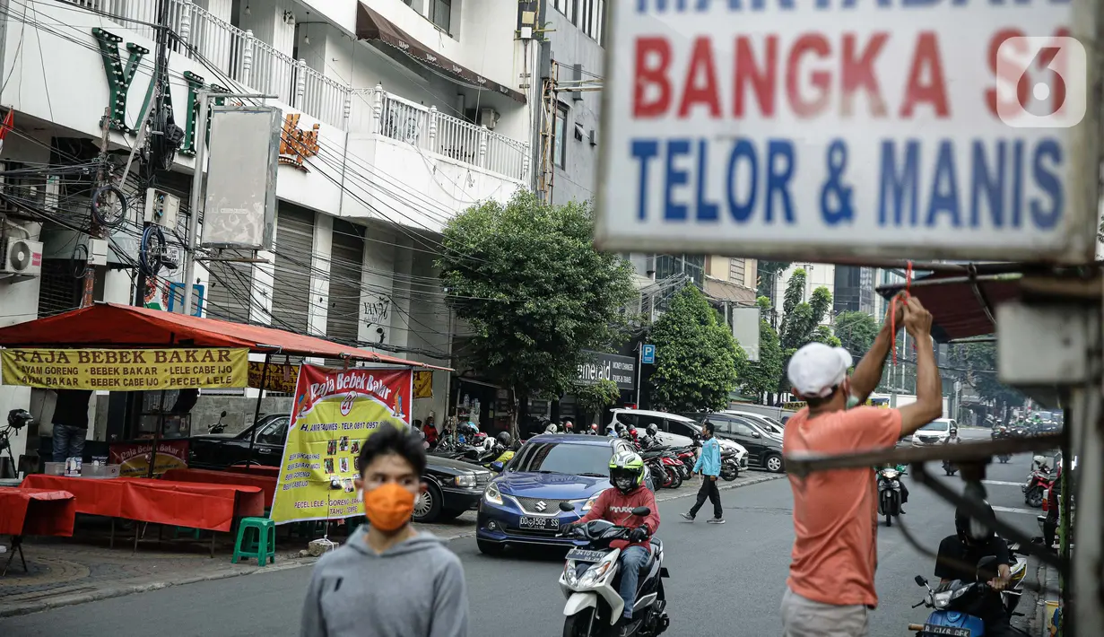 Pedagang kaki lima (PKL) mempersiapkan lapak dagangan di Jalan Sabang atau H Agus Salim, Jakarta, Jumat (27/8/2021). Menko Bidang Perekonomian Airlangga Hartarto mengatakan pemerintah sedang mempersiapkan satu juta PKL untuk mendapatkan bantuan tunai senilai Rp1 juta. (Liputan6com/Faizal Fanani)