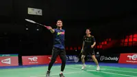 Ganda putra Indonesia, Mohammad Ahsan/Hendra Setiawan, berlatih di Ceres Arena, Aarhus, Kamis (7/10/2021), jelang perhelatan Piala Thomas dan Uber 2020. (PBSI)