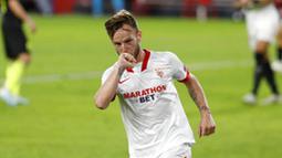 Gelandang Sevilla, Ivan Rakitic, melakukan selebrasi usai mencetak gol ke gawang Krasnodar pada laga Liga Champions di Stadion Ramon Sanchez Pijuan, Kamis (5/11/2020). Sevilla menang dengan skor 3-2. (AP Photo/Miguel Morenatti)