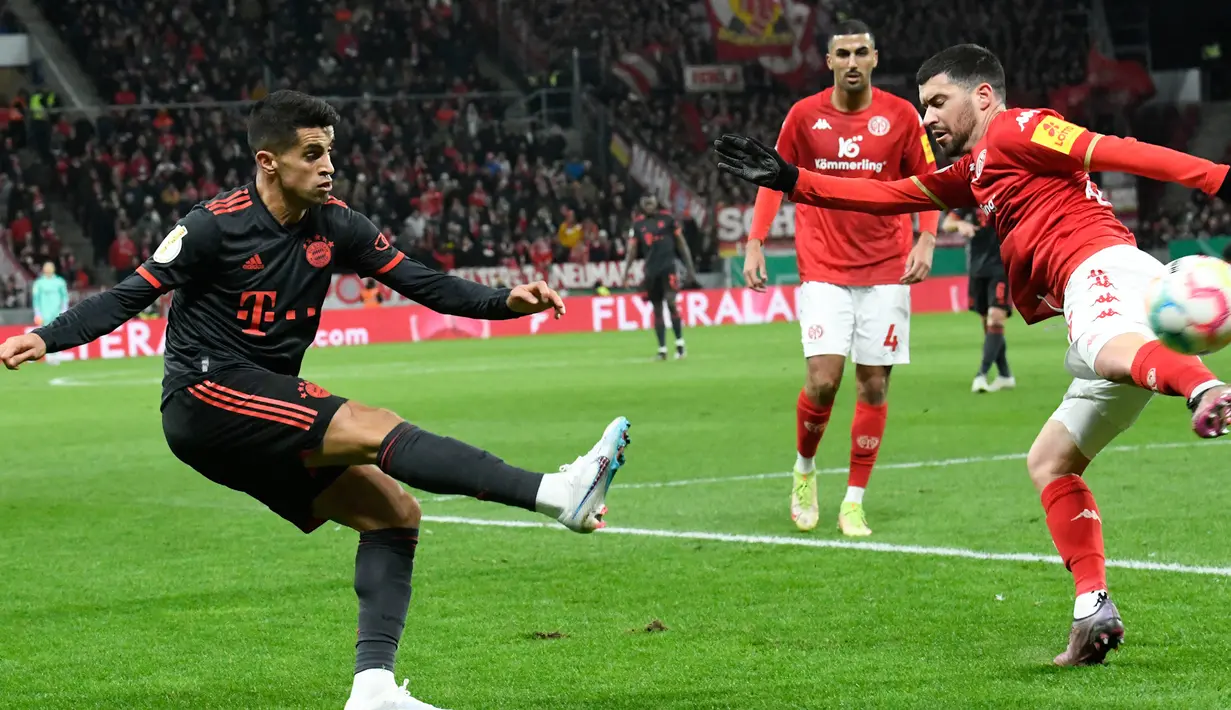 Pemain Bayern Munchen, Joao Cancelo (kiri) memulai debutnya dengan mengisi posisi wing back kanan Dan berhasil memberikan umpan cantik yang membuahkan gol pembuka bagi Bayern Munchen. (AFP/Thomas Kienzle)