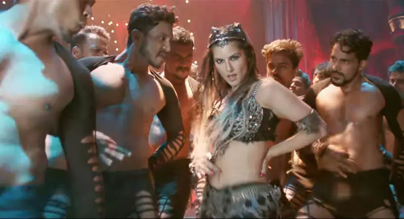 Aksi Sunny Leone dalam video klip lagu Trippy Trippy dalam film Bhoomi. (YouTube)