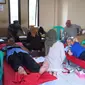 Belasan Jemaah Ahmadiyah donorkan darah untuk penuhi stok kebutuhan darah PMI Kota Sukabumi, (Liputan6.com/Fira Syahrin)