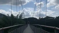Tiga destinasi wisata unik di sekitar Kota Kinabalu yang dikenal luas sebagai Malaysian Borneo, yaitu Jembatan Tamparuli, Jembatan Kaca Tamparuli, dan Sunset di Tepi Pantai, Shangri-La Resort, Tanjung Aru, Kota Kinabalu. (Tasha/Liputan6.com)