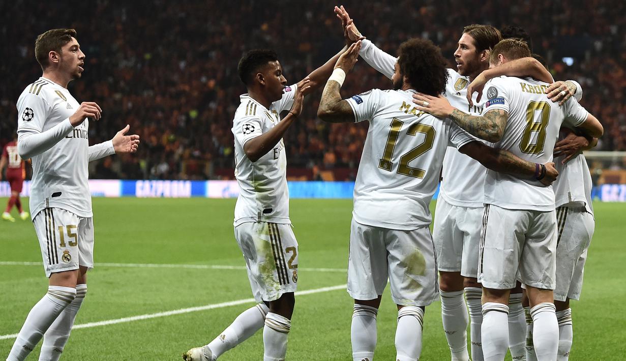 Para pemain Real Madrid merayakan gol yang dicetak Toni Kroos ke gawang Galatasaray pada laga Liga Champions di Stadion Ali Sami Yen Spor, Istanbul, Selasa (22/10). Galatasaray kalah 0-1 dari Madrid. (AFP/Ozan Kose)