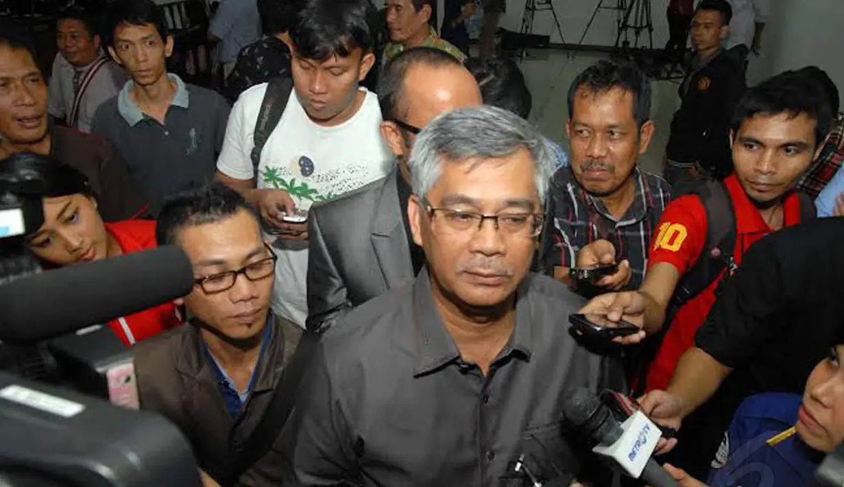 Usai bersaksi, Akil menyempatkan diri untuk memberikan keterangan terkait sidang tuntutan yang akan ia jalani tidak lama lagi (Liputan6.com/Miftahul Hayat)