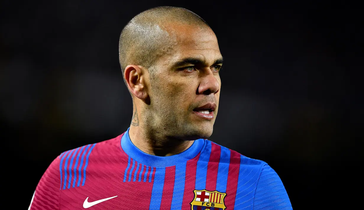 Dani Alves. Selama 8 musim di periode pertamanya bersama Barcelona, 2008/2009 hingga 2015/2016, Dani Alves mampu meraih semua gelar bergengsi. Kini di periode keduanya bersama Barcelona ia baru bermain 3 kali di Liga Spanyol, kalah bersaing dengan para pemain yang lebih muda. (AFP/Pau Barrena)