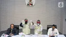Sebelumnya, KPK menetapkan dan menahan Bupati Lampung Tengah, Ardito Wijaya sebagai tersangka dalam kasus penerimaan hadiah/janji terkait pengadaan barang/jasa serta penerimaan lainnya (gratifikasi) di lingkungan Pemerintah Kabupaten Lampung Tengah Tahun 2025. Tampak dalam foto, petugas memperlihatkan barang bukti penangkapan Bupati Lampung Tengah, Ardito Wijaya, di Gedung Merah Putih Komisi Pemberantasan Korupsi (KPK), Jakarta, Kamis (11/12/2025). (Liputan6.com/Helmi Fithriansyah)