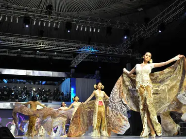 Bertepatan dengan 25 tahun berkarya, Anne Avantie menggelar fashion show bertajuk ‘Merenda Kasih’, Jakarta, (3/9/14). (Liputan6.com/Panji Diksana)