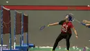 Aksi atlet putri saat berlatih di GOR PB Jaya Raya, Pd. Sawah Indah, Sawah Lama (23/3/2018). PB Jaya Raya tengah menyiapkan diri untuk kejuaraan Junior Grand Prix 3-8 April 2018. (Bola.com/Nick Hanoatubun)