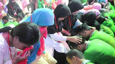 Suasana saat ritual membasuh kaki ibu di Lembaga Pembinaan Khusus Anak (LPKA) Kelas 1 Tangerang, Banten (17/4). Kegiatan ini untuk memfasilitasi bakti sang anak kepada ibunya. (Merdeka.com/Arie Basuki)