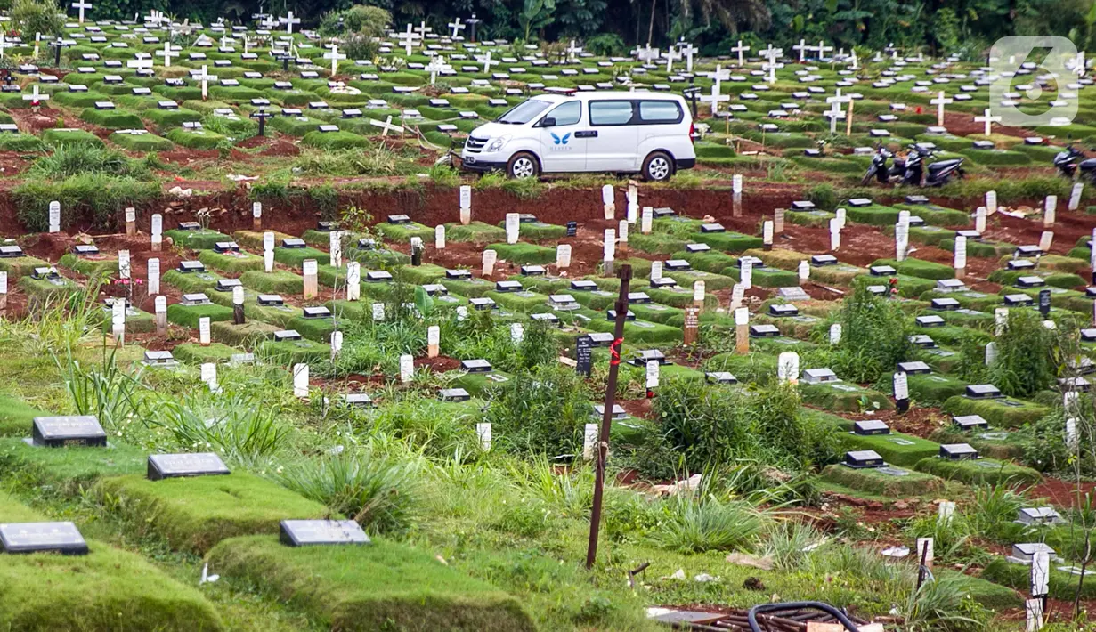 Mobil melintas di pemakaman khusus jenazah dengan protokol COVID-19 di TPU Pondok Ranggon, Jakarta Timur, Selasa (5/1/2021). Penanggung Jawab Pelaksana Pemakaman COVID-19 TPU Pondok Ranggon Muhaimin menerapkan sistem tumpang untuk jenazah muslim. (Liputan6.com/Faizal Fanani)
