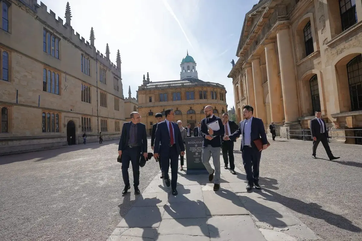 Gubernur DKI Jakarta Anies Baswedan saat berkunjung ke Universitas Oxford. (Instagram @aniesbaswedan)
