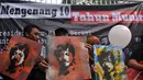 Sejumlah aktivis memasang spanduk di pagar Rumah Transisi Jokowi-JK, Jakarta, Senin (8/9/14). (Liputan6.com/Johan Tallo)