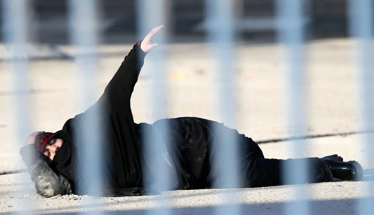 Kondisi wanita Palestina yang tertembak oleh polisi Israel di Qalandiya pos pemeriksaan dekat kota Ramallah, Tepi Barat (30/12). (Reuters/Mohamad Torokman)