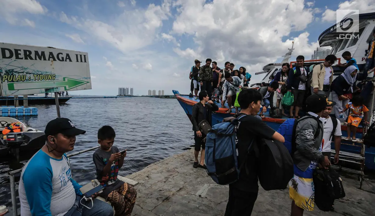 Penumpang turun dari kapal wisata usai berlibur perayaan pergantian Tahun Baru 2018 di Pelabuhan Kali Adem, Jakarta, Senin (1/1). Warga padati Kali Adem usai liburan Tahun Baru dari Kepulauan Seribu. (Liputan6.com/Faizal Fanani)