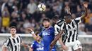 Duel pemain Juventus, Blaise Matuidi (kanan) dengan pemain Bologna, Felipe Avenatti pada lanjutan Serie A di Allianz Stadium, Turin, (5/5/2018). Juventus menang 3-1. (Alessandro Di Marco/ANSA via AP)