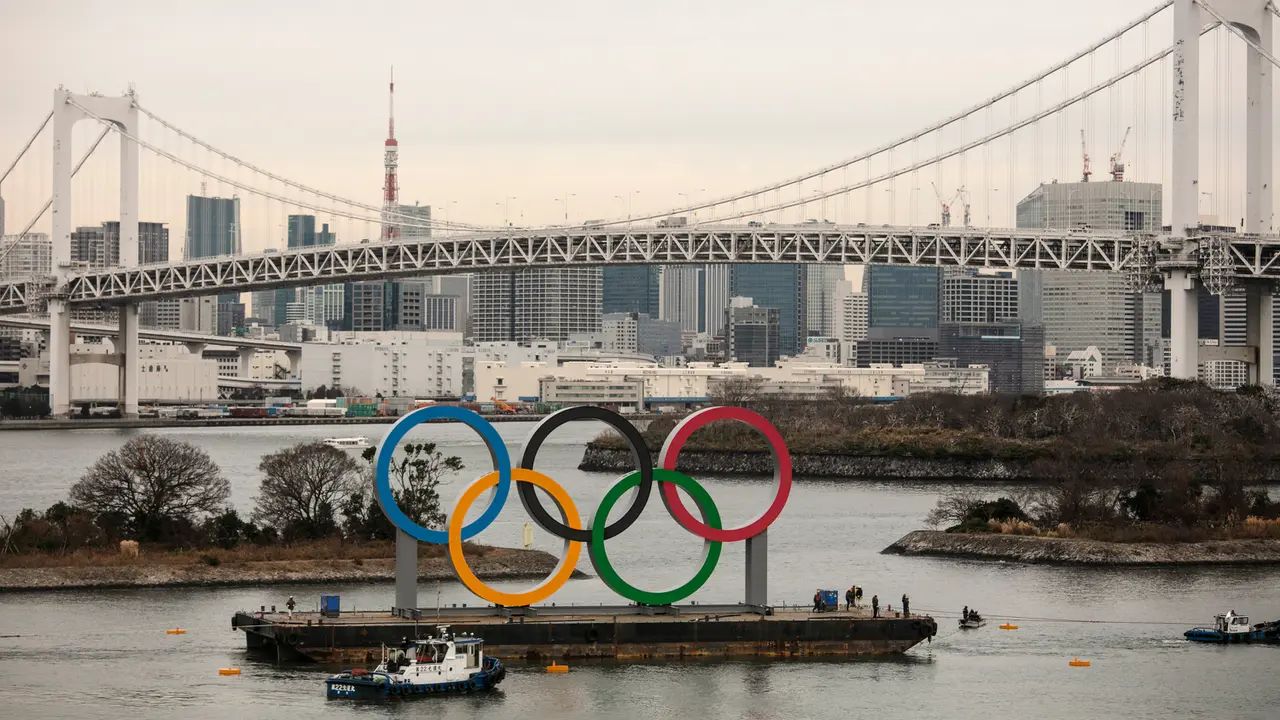 Cincin Olimpiade Raksasa Mejeng di Tokyo