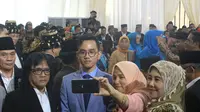 Selfie bersama Gibran Rakabuming Raka di pesta adat Kahiyang Ayu-Bobby Nasution (Liputan6.com/ Reza Efendi)
