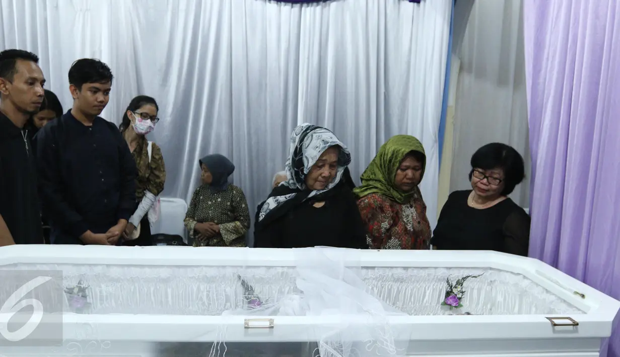 Kerabat dan keluarga saat berada dekat jenazah Bartje Van Houten disemayamkan di rumah duka RS ST. Carolus, Jakarta, Jumat (5/5). Musisi Bartje Van Houten yang merupakan gitaris  band D'Lloyd tutup usia di umur 67 tahun. (Liputan6.com/Herman Zakharia)